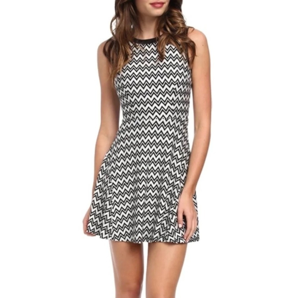 Trina Turk Dress Sheila Womens M Black White Chevron Sleeveless Fit and Flare